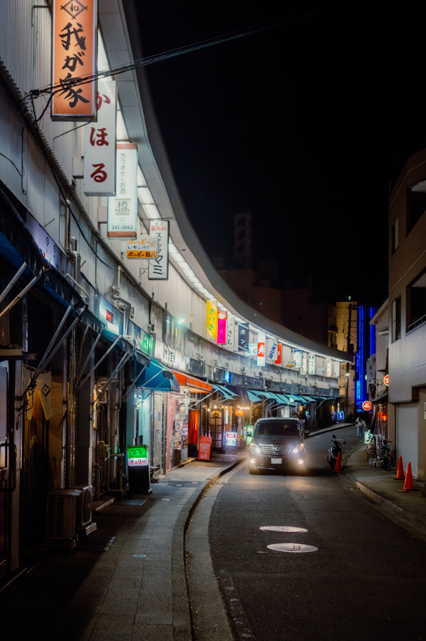 Porta luminosa, street photography a Yokohama